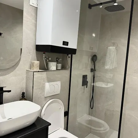 Lovely 2-bedroom Free Parking Natural 골렘